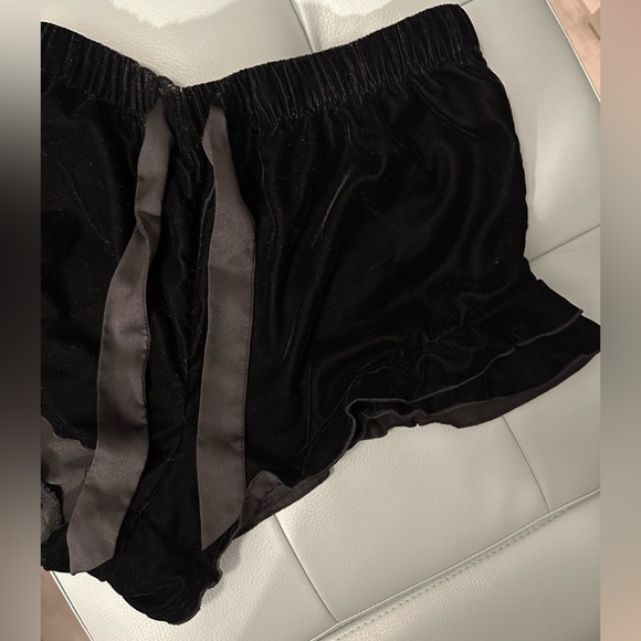 Victoria’s Secret Velvet Velour Shorts with Ruffles great condition - Picture 3 of 4